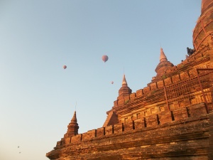 Lever de soleil Montgolfières Temples Bagan Myanmar
