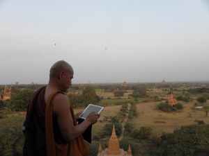 Moine bouddhiste Tablette Temples Bagan Myanmar