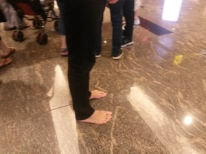 Barefooting à Changi Airport