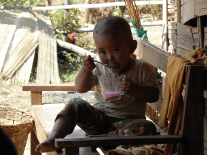 Bébé buvant la boisson locale à Hsipaw au Myanmar