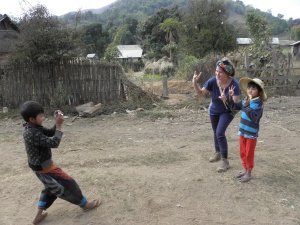 Les enfants se prennent en photo à Hsipaw au Myanmar